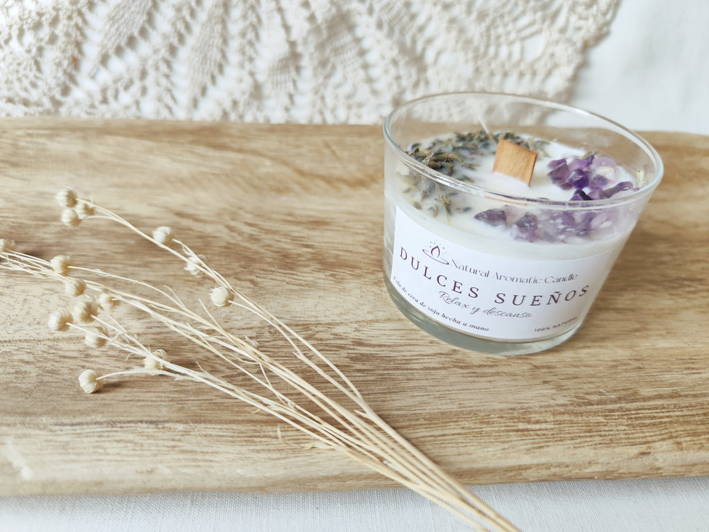 Vela hecha a mano con amatista y flores de lavanda para rituales de relajación.