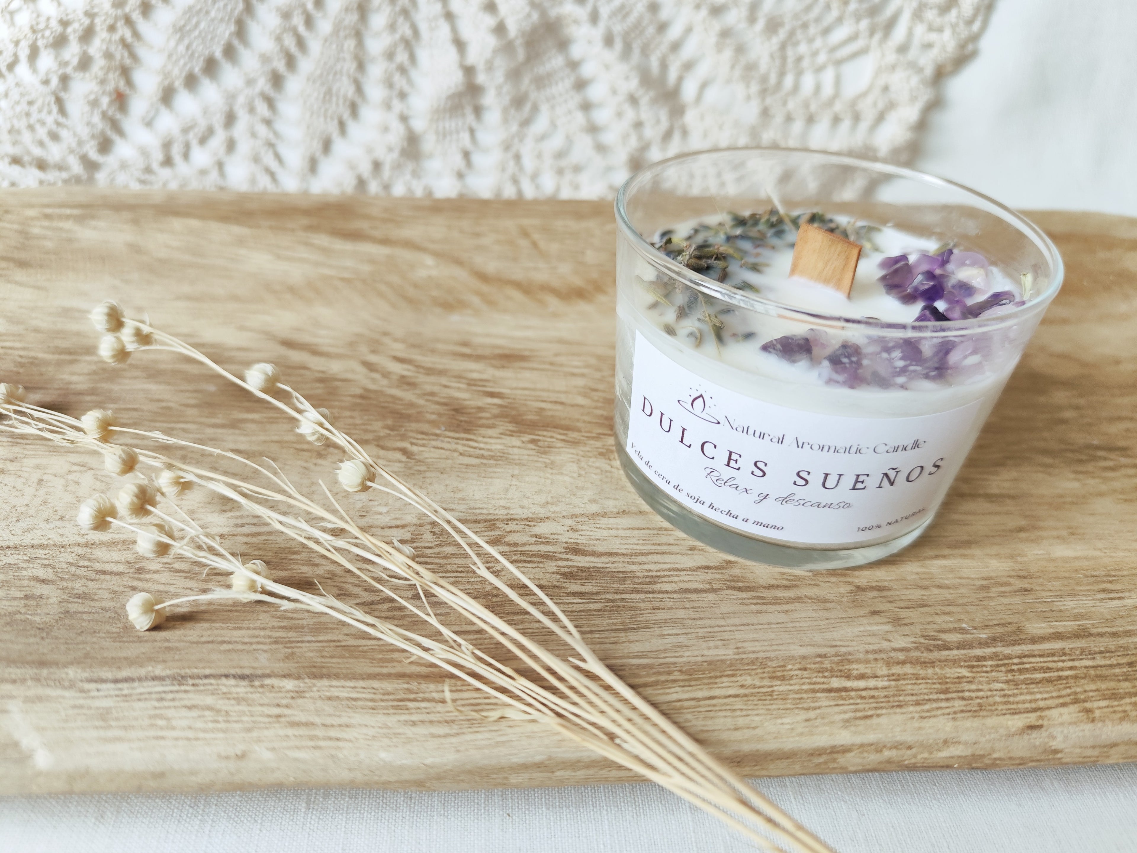 Vela hecha a mano con amatista y flores de lavanda para rituales de relajación.