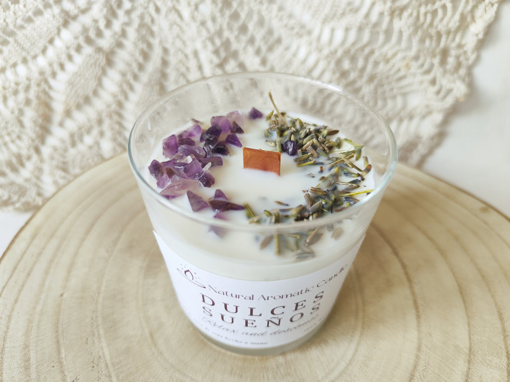 Vela artesanal con aroma suave de lavanda y bergamota para noches tranquilas.