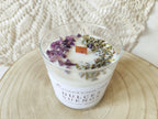 Vela artesanal con aroma suave de lavanda y bergamota para noches tranquilas.