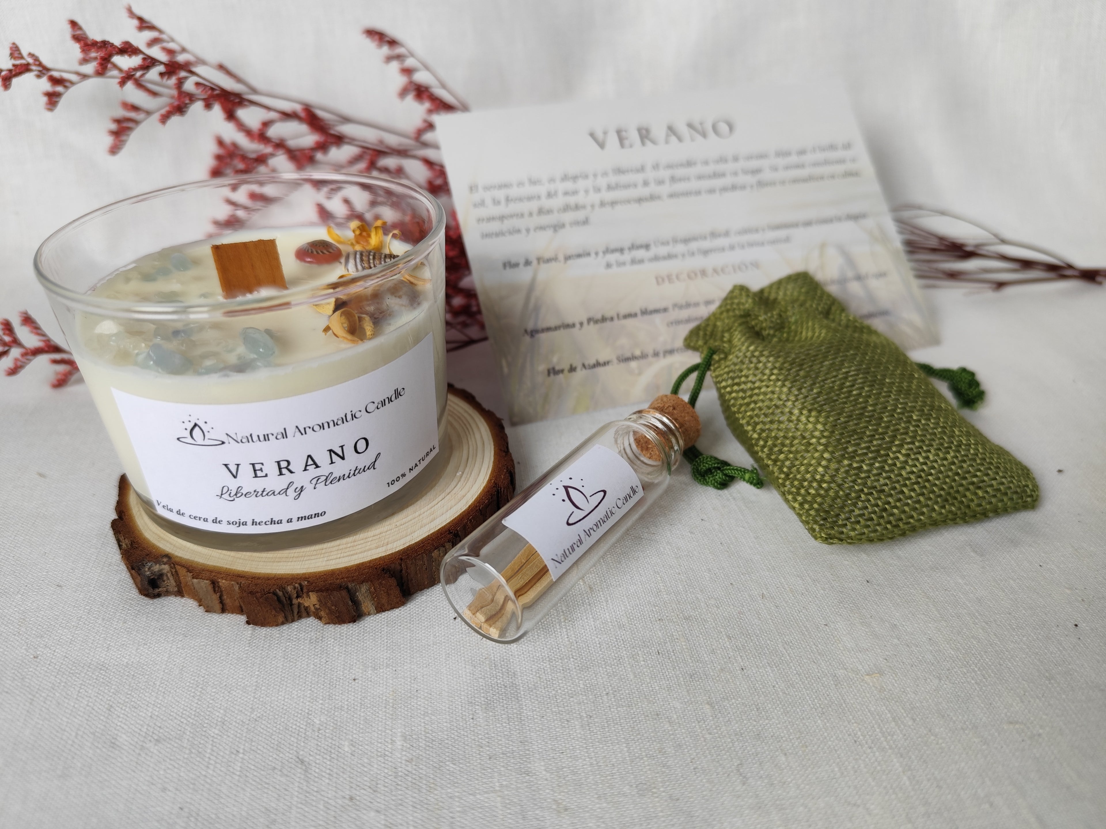 Vela artesanal con piedra luna blanca y detalles marinos de estilo veraniego.