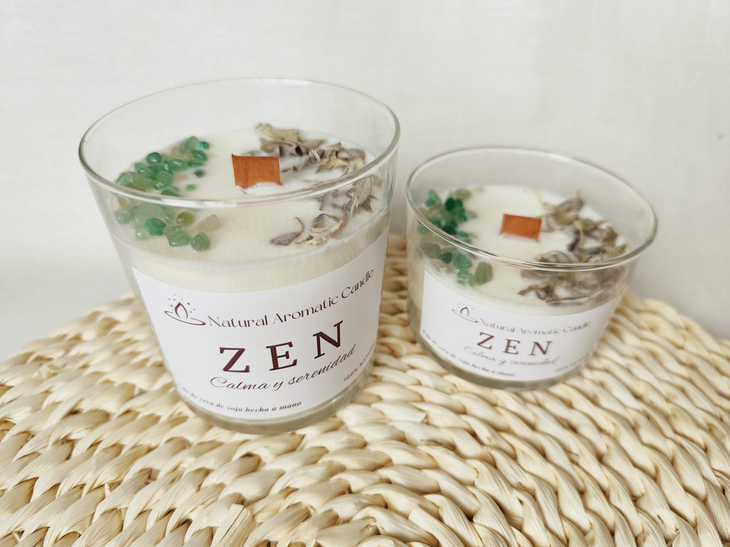 Vela aromática de soja ZEN decorada con salvia seca y aventurina verde para transmitir calma y tranquilidad