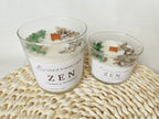 Vela aromática de soja ZEN decorada con salvia seca y aventurina verde para transmitir calma y tranquilidad