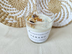 Vela de cera vegetal con estética costera y fragancia cálida y luminosa.