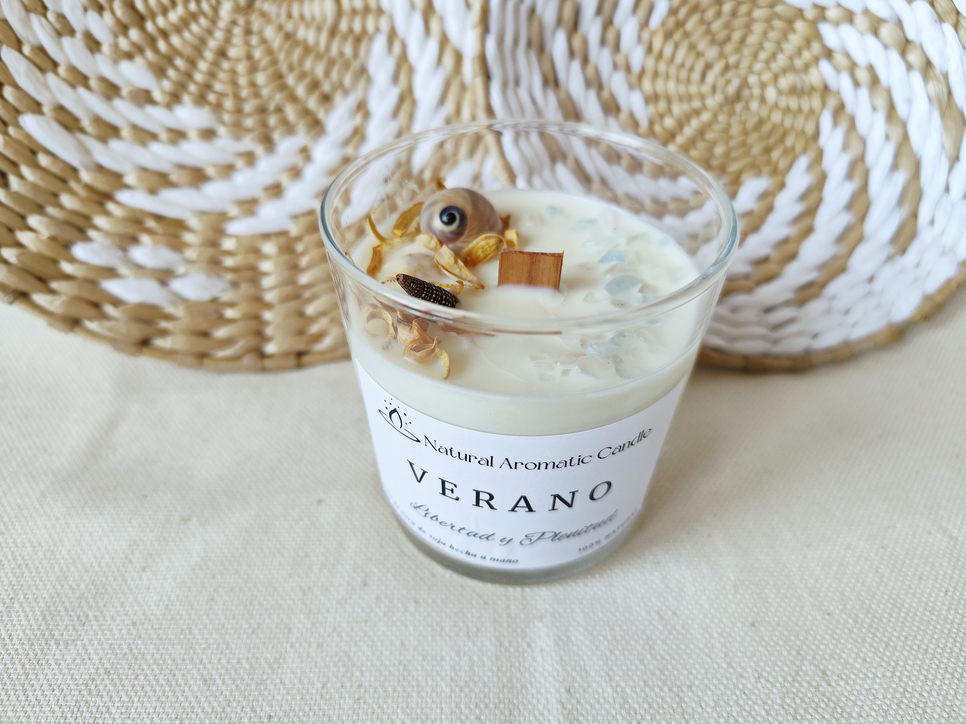 Vela de cera vegetal con estética costera y fragancia cálida y luminosa.
