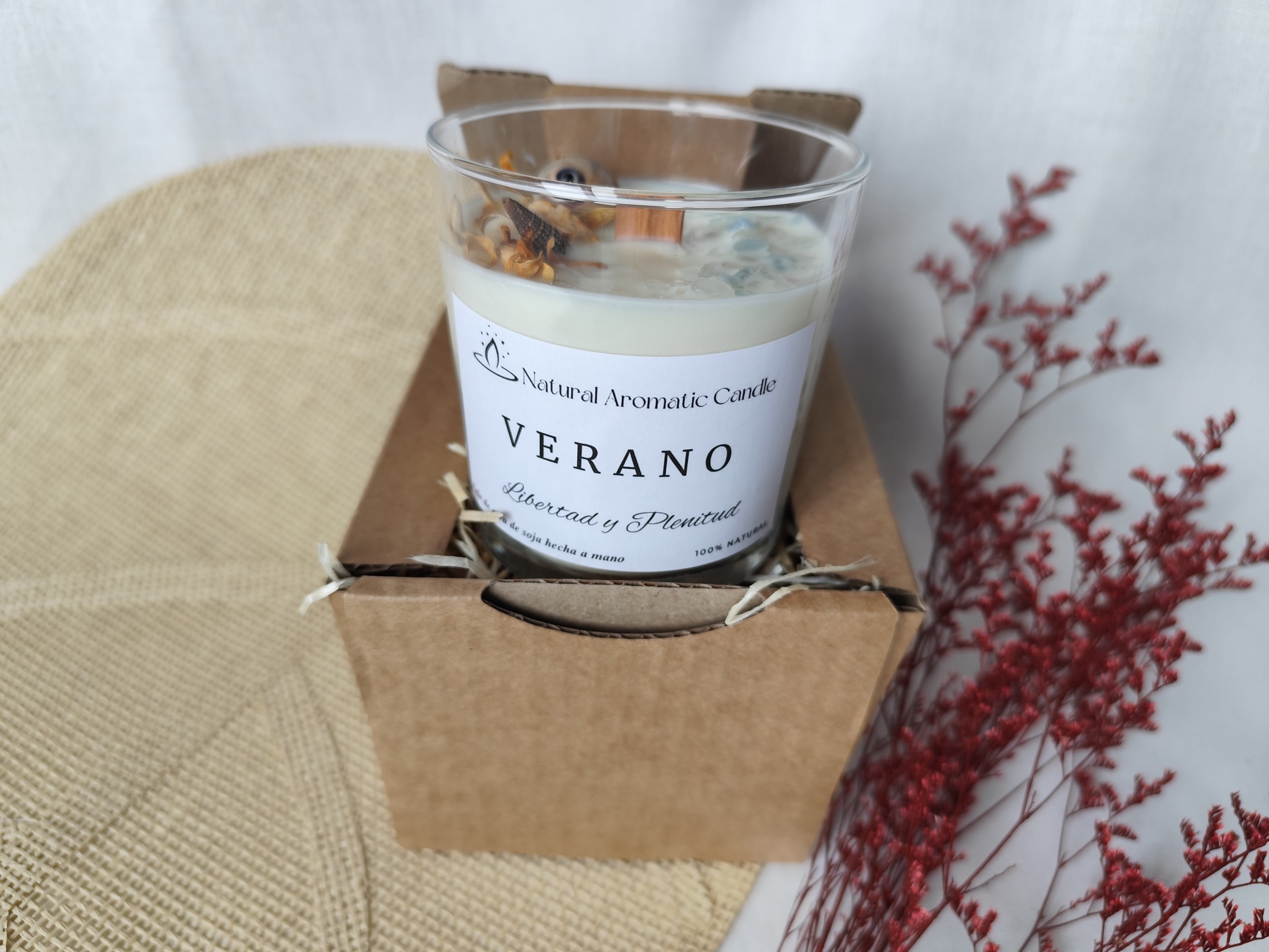 Vela Verano con flor de tiaré, coco y decoración marina inspirada en días junto al mar.