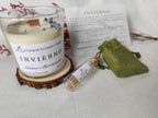 Set de regalo con vela invierno con posavasos madera, cerillas, regalo bolsa tela verde y tarjeta explicando el aroma y las decoraciones