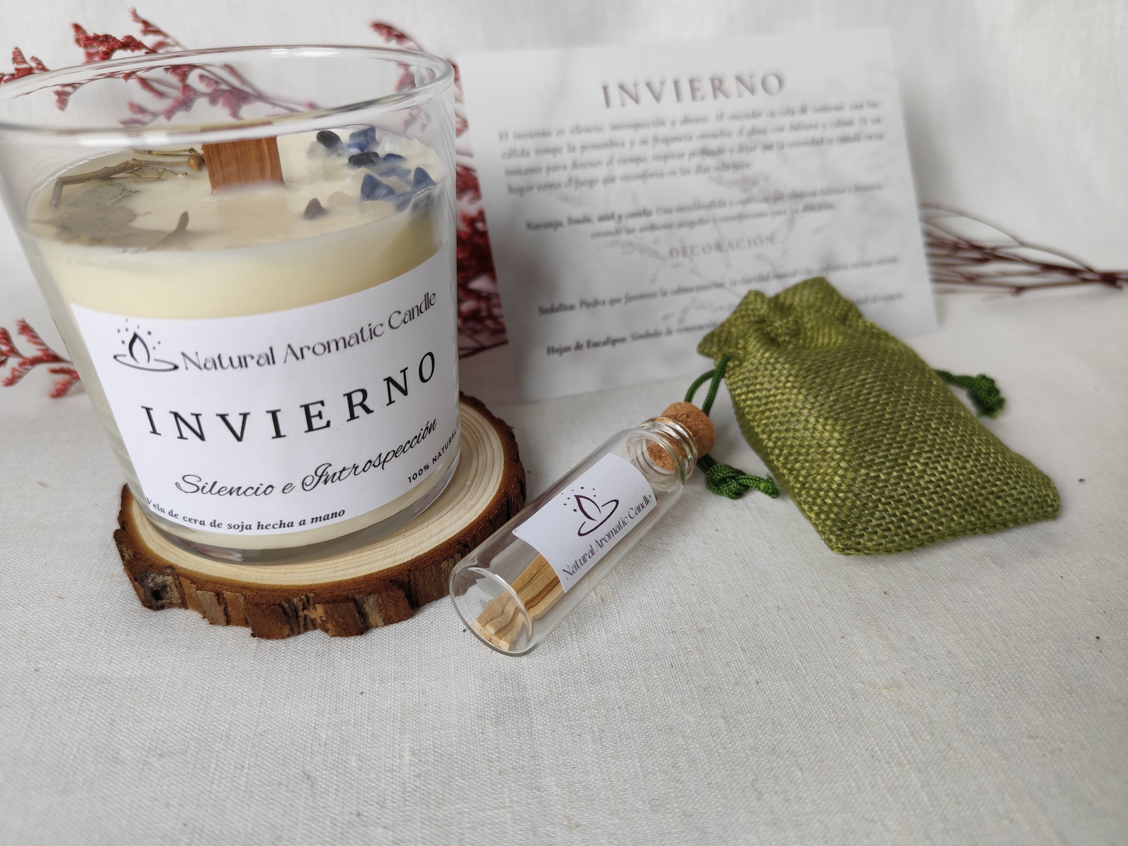 Set de regalo con vela invierno con posavasos madera, cerillas, regalo bolsa tela verde y tarjeta explicando el aroma y las decoraciones
