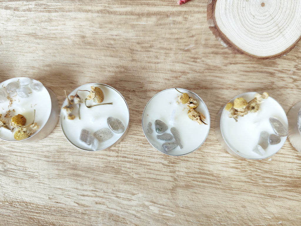 Set de velas de té con soporte de madera para un ambiente cálido y acogedor.