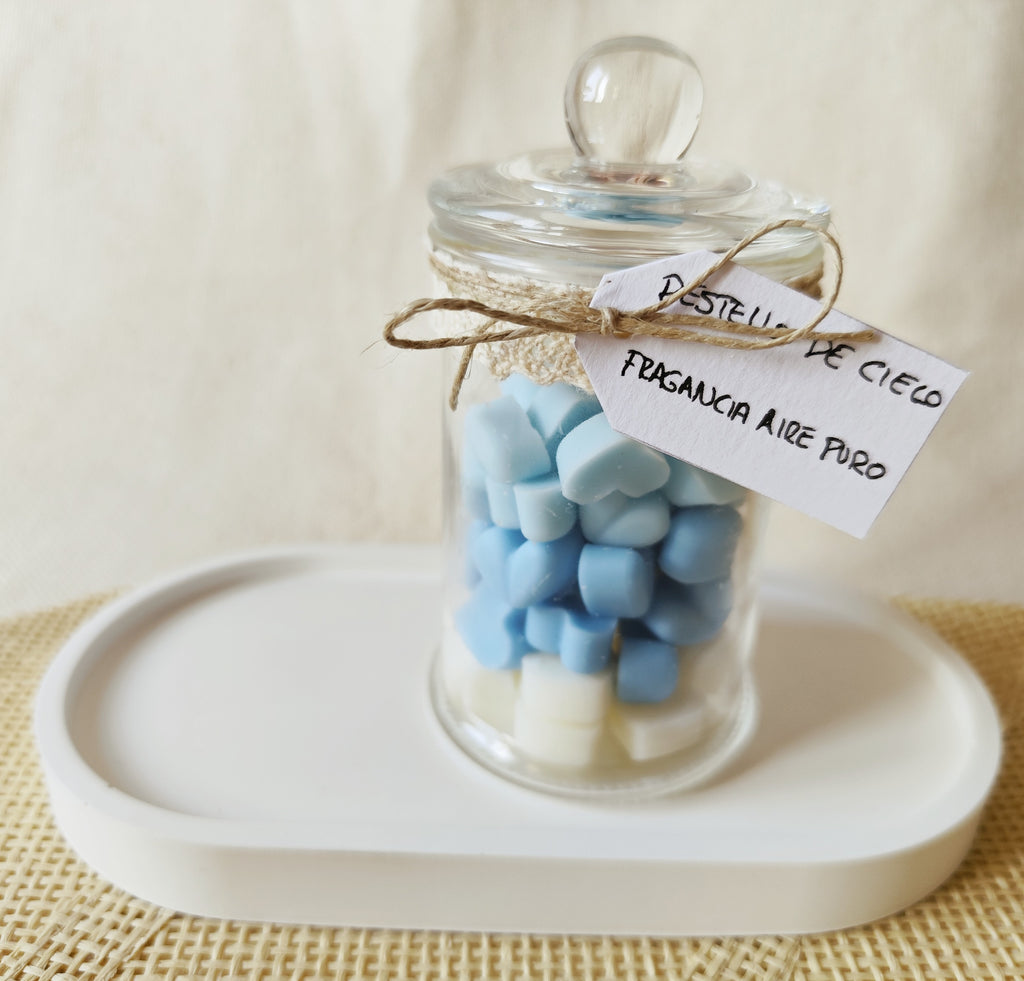 Cera aromática en forma de corazones azules y blancos con fragancia fresca.