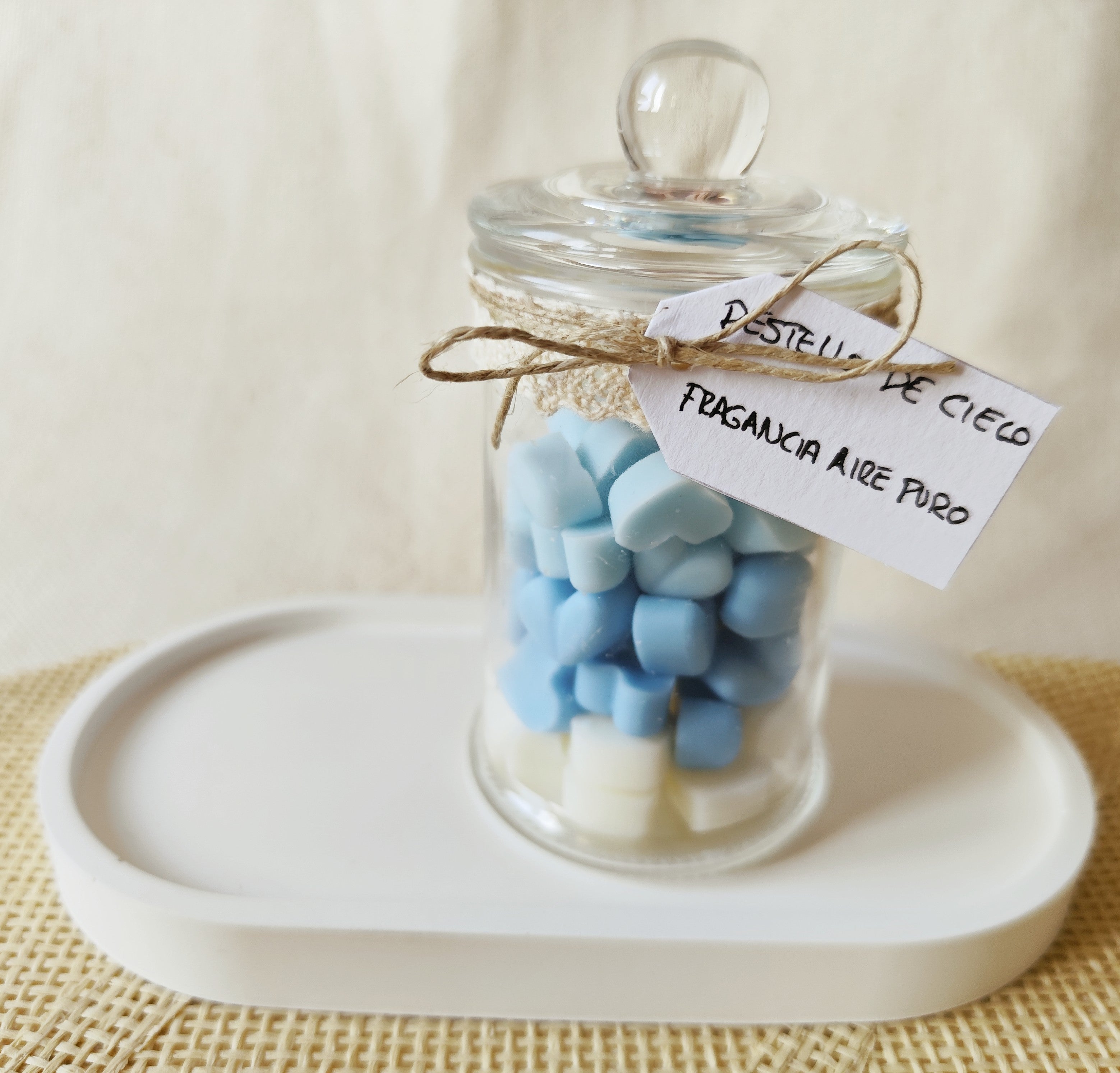 Cera aromática en forma de corazones azules y blancos con fragancia fresca.