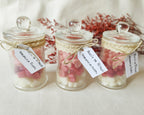 Mini wax melts en forma de corazones con aroma floral suave de pétalos de rosa.