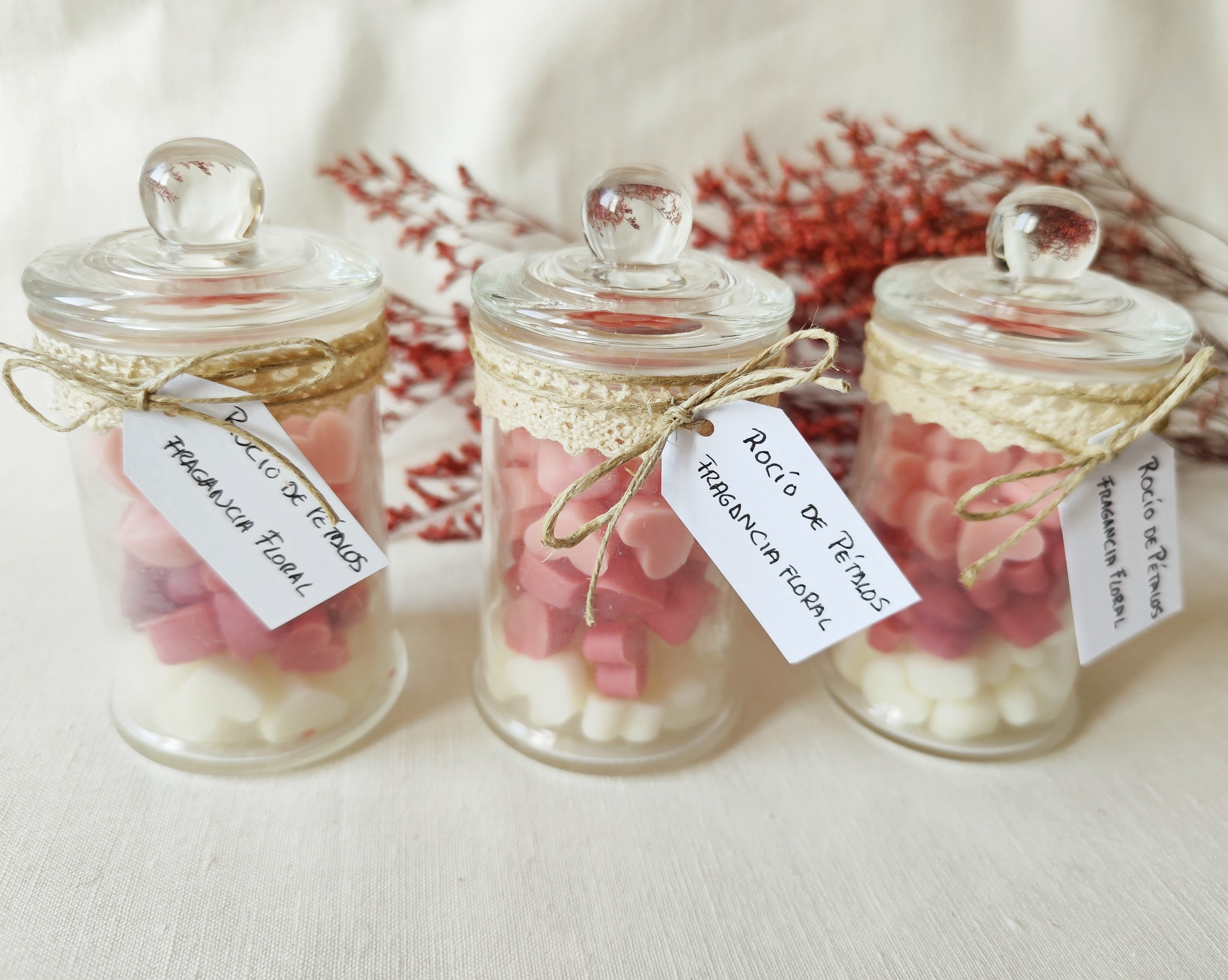 Mini wax melts en forma de corazones con aroma floral suave de pétalos de rosa.