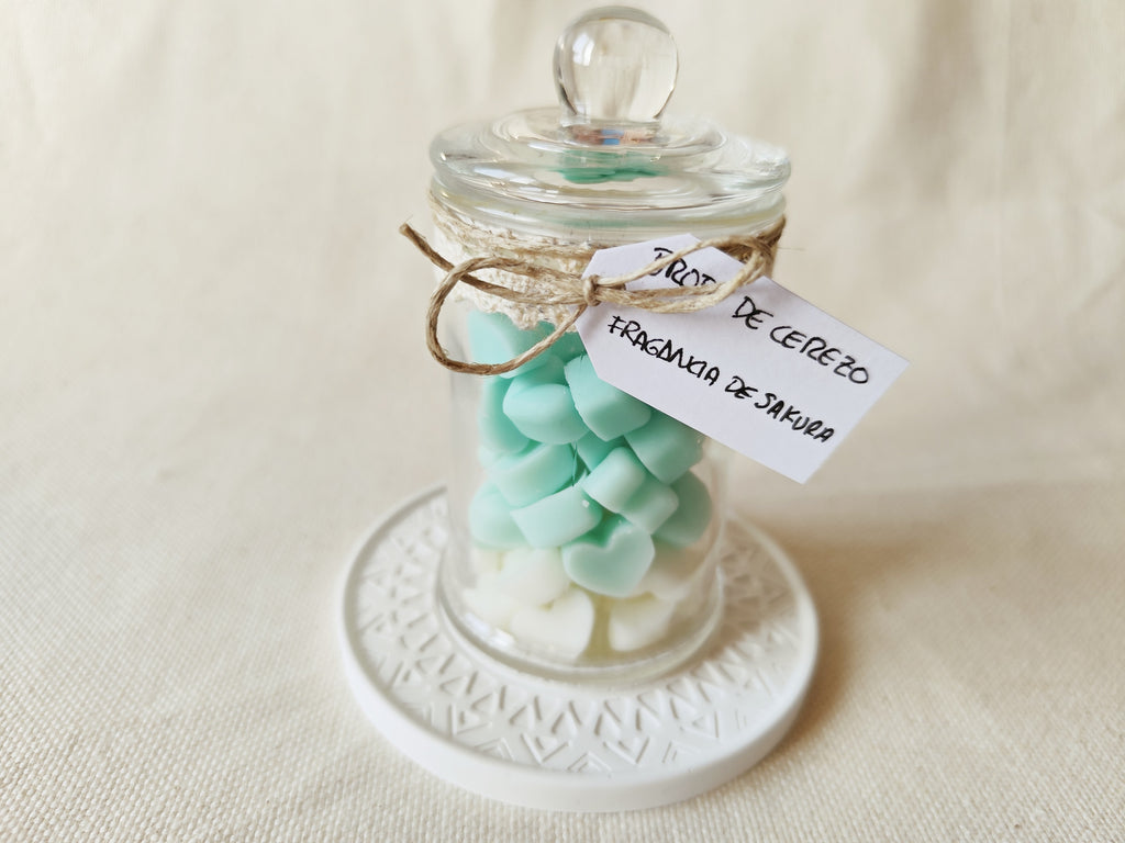 Detalle de corazones de cera aromática con fragancia floral suave