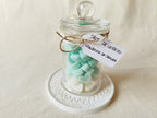 Detalle de corazones de cera aromática con fragancia floral suave