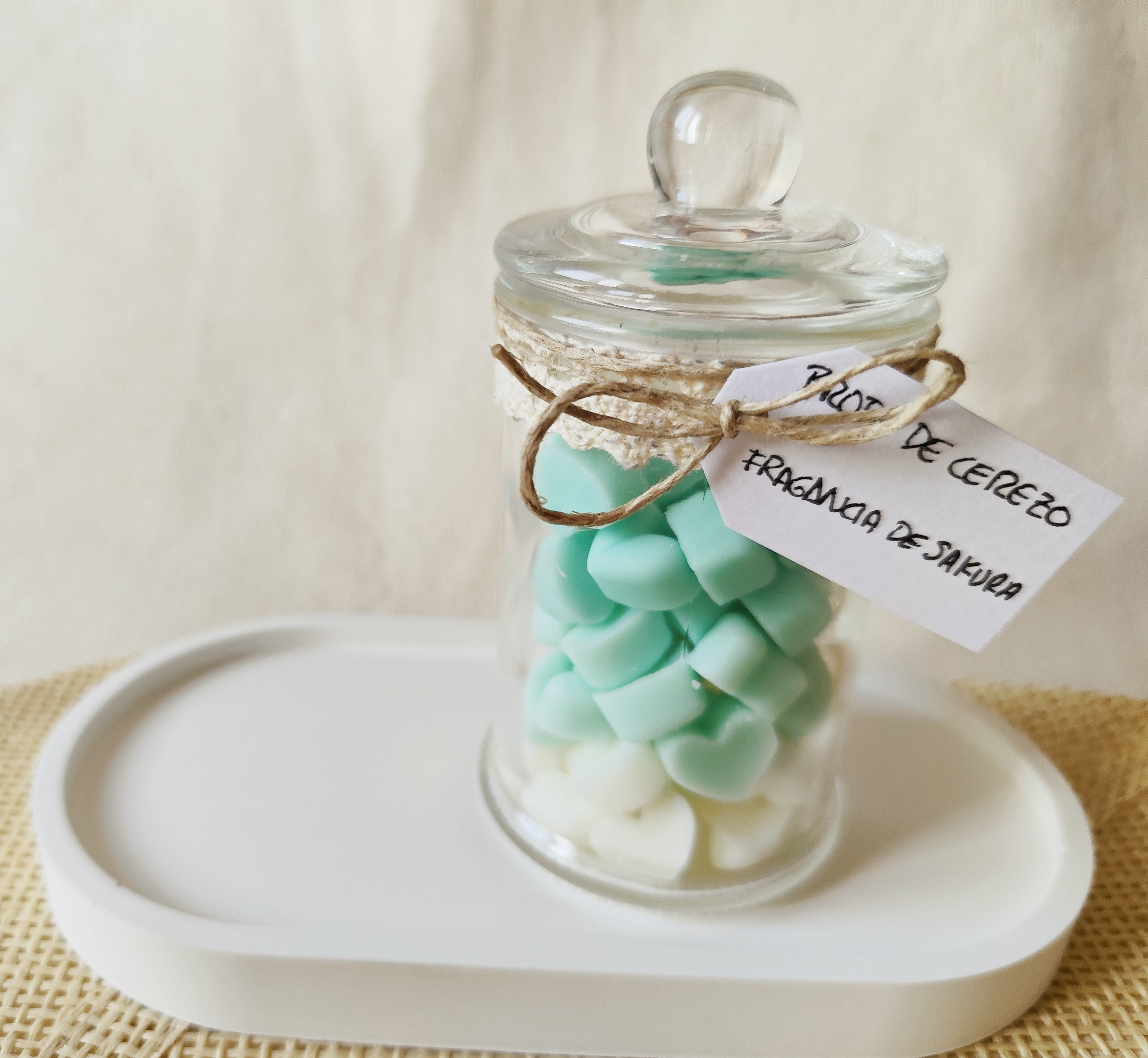 Producto artesanal de cera perfumada inspirado en la primavera japonesa.